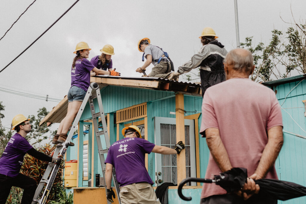 Reconstrucción de un tejado en Puerto Rico tras los huracanes Irma y María