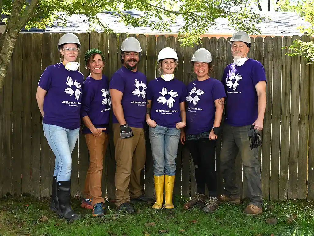 Un grupo de voluntarios posa para la cámara en un patio trasero