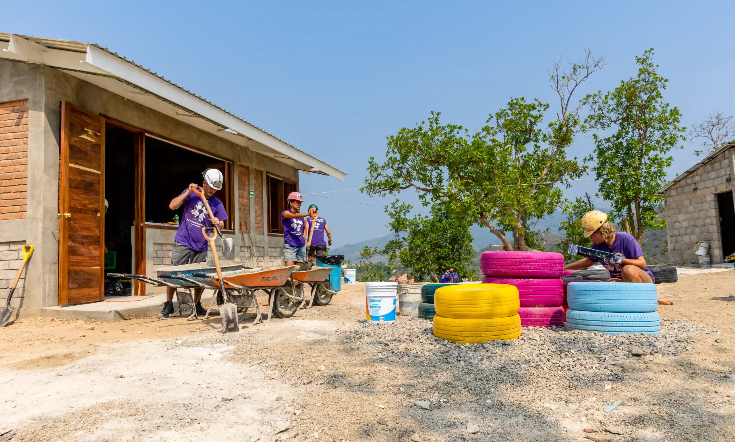 Voluntarios de All Hands and Hearts construyen el patio de recreo de una escuela recién construida
