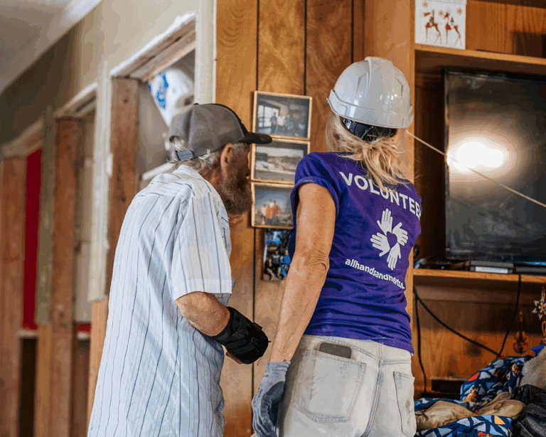 Imagen de un voluntario trabajando con el propietario de una vivienda