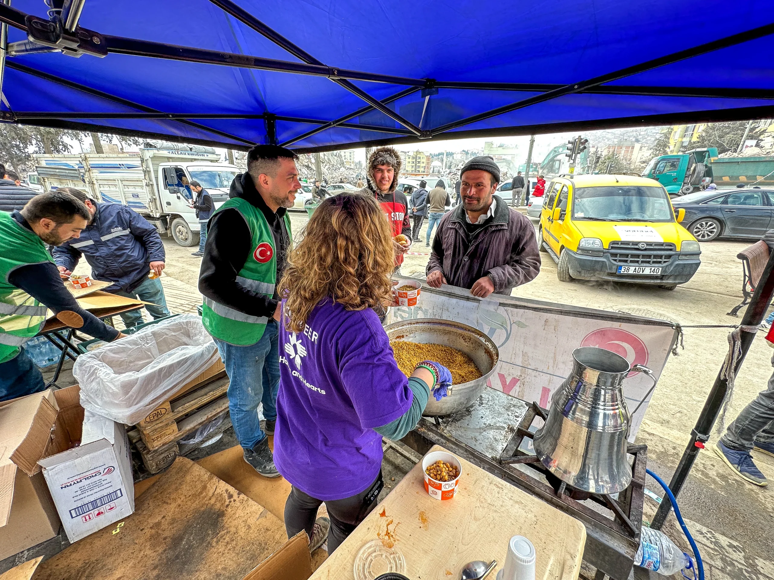 All Hands & Hearts volunteers provide hot meals to earthquake-survivors in Turkiye