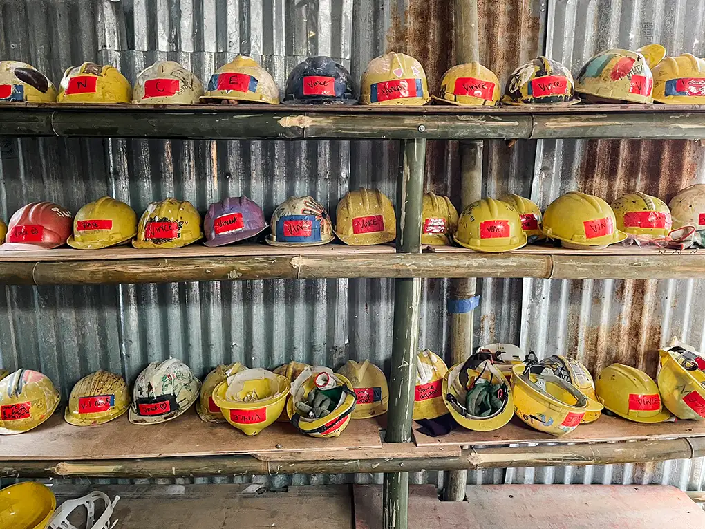 Filas de cascos en estanterías