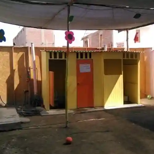 Pequeñas estructuras de letrinas pintadas de vivos colores construidas para las comunidades afectadas por el terremoto en Perú.
