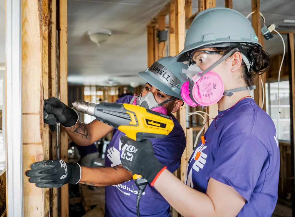Voluntarios de AHAH trabajando