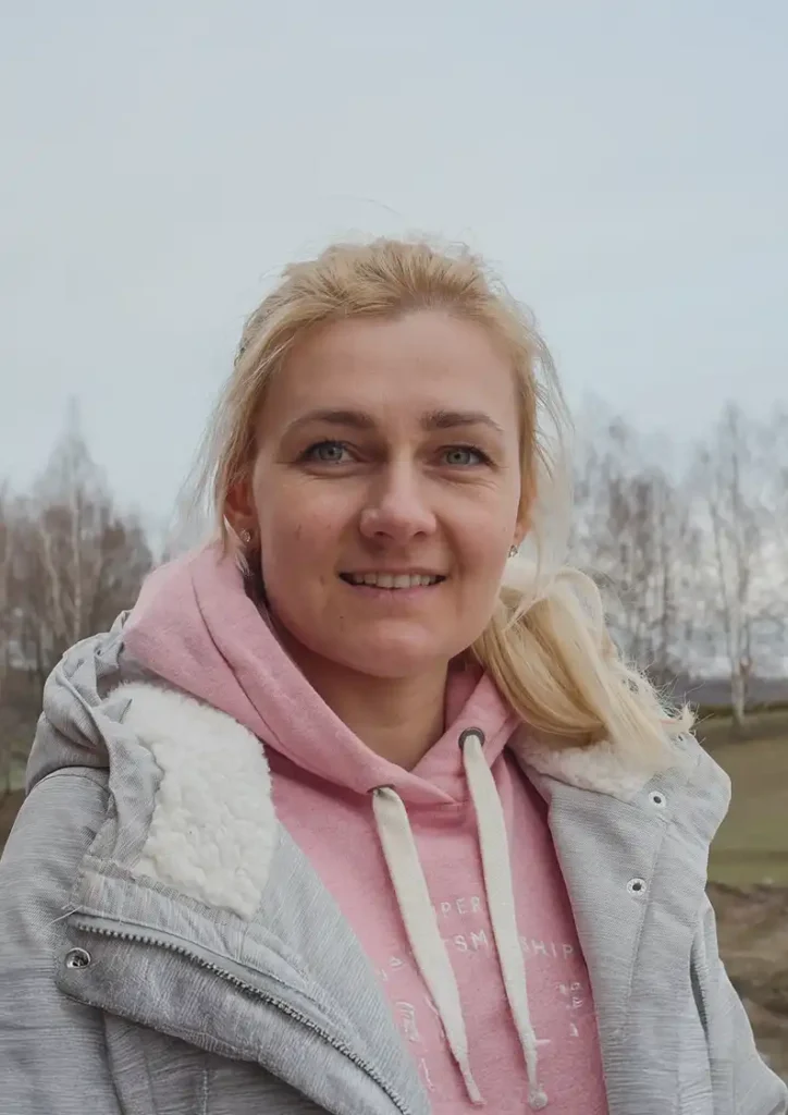 Irena sonríe suavemente a la cámara