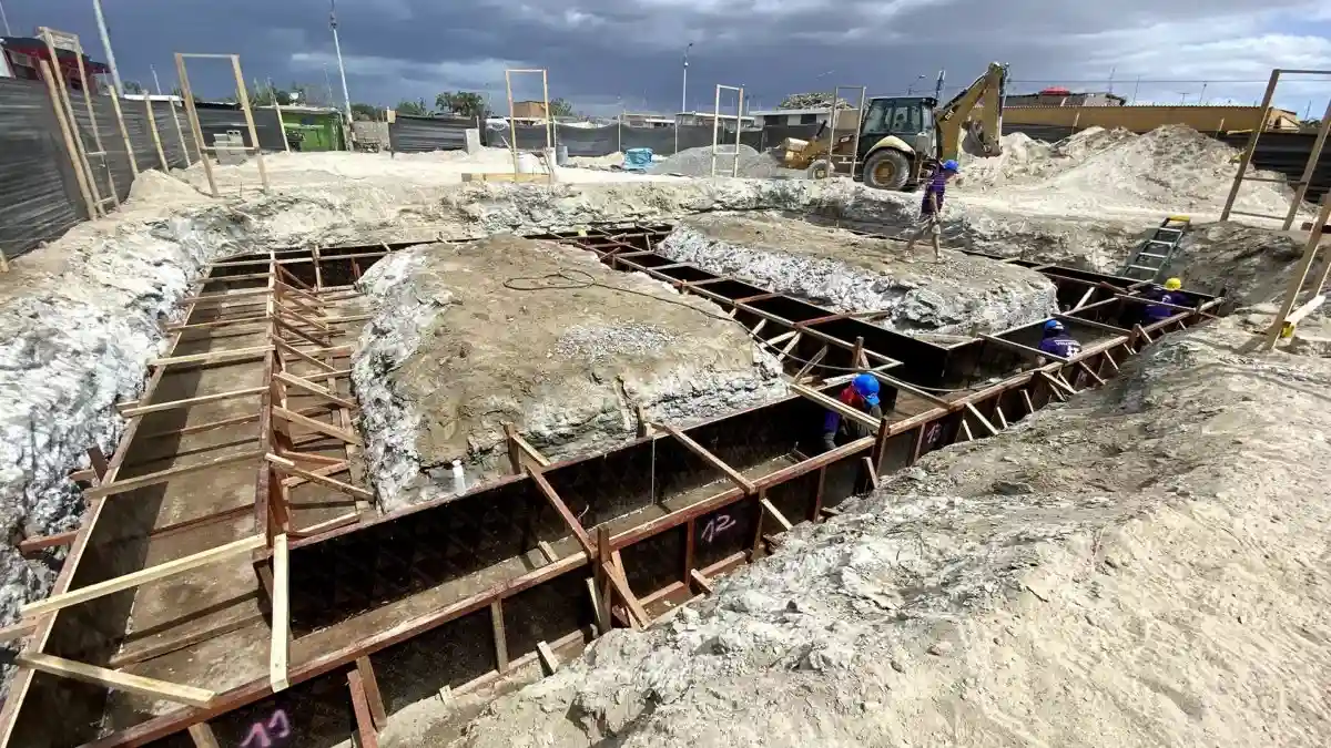 Vista ide de zanjas de cimentación y marcos de refuerzo para la construcción de nuevas viviendas en Perú tras el terremoto.