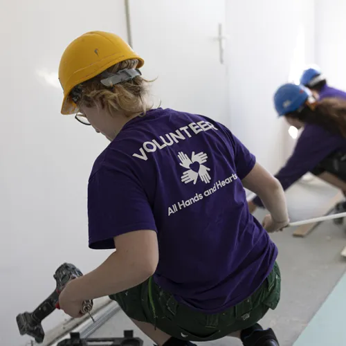 Voluntarios reparan casas en Ucrania
