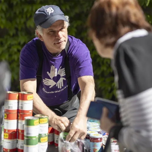 Voluntario ofreciendo comida en Ucrania