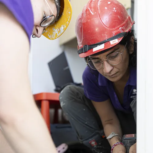 Voluntarios reparan casas en Ucrania