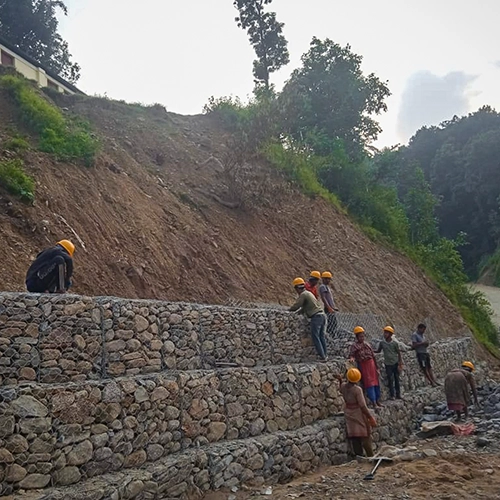Socorristas en Nepal construyen un muro de contención de piedra de varios niveles para estabilizar una ladera afectada por las lluvias monzónicas.