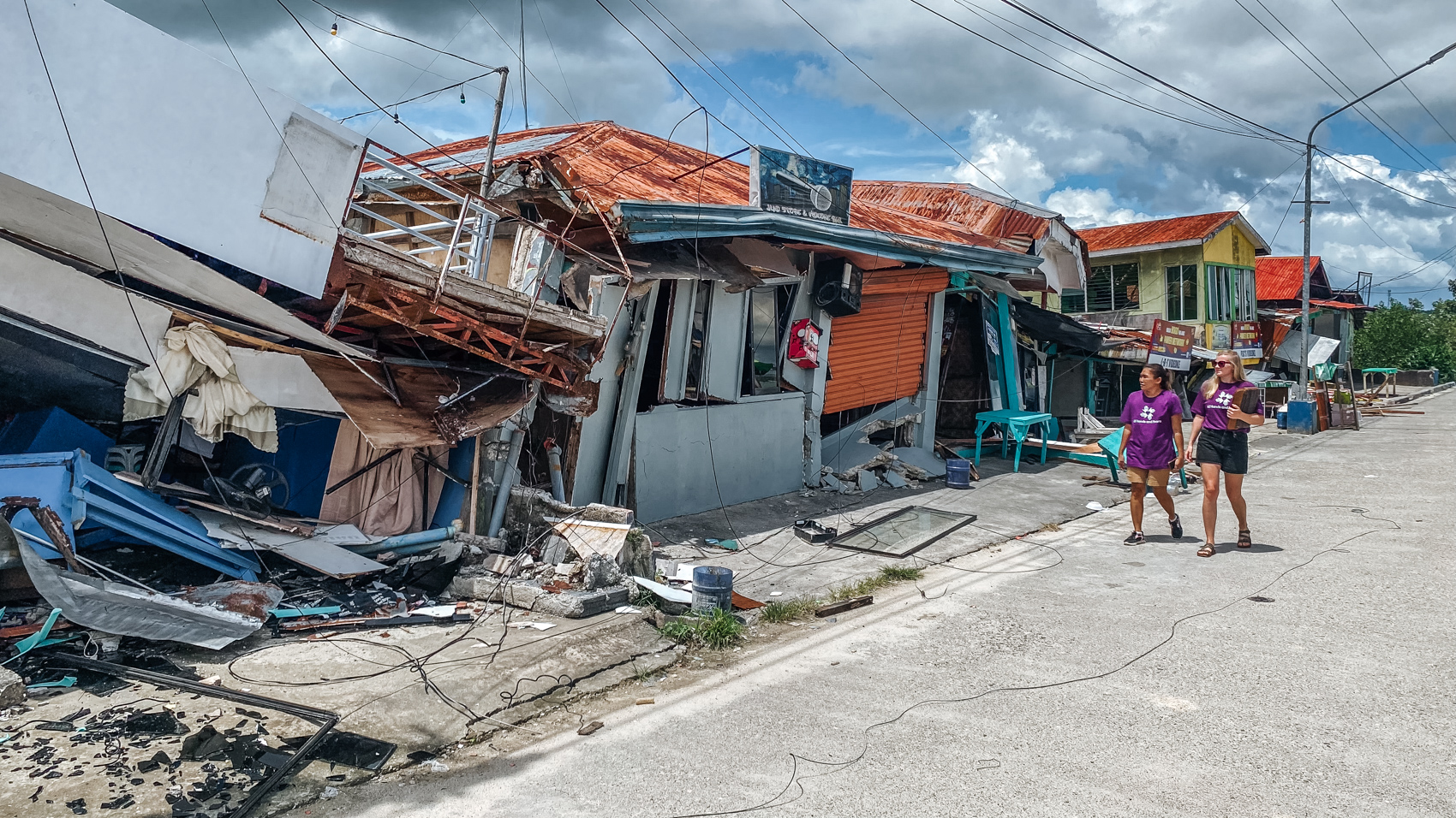 Dos voluntarios All Hands and Hearts recorren las calles de Cebú evaluando los daños causados por el terremoto.